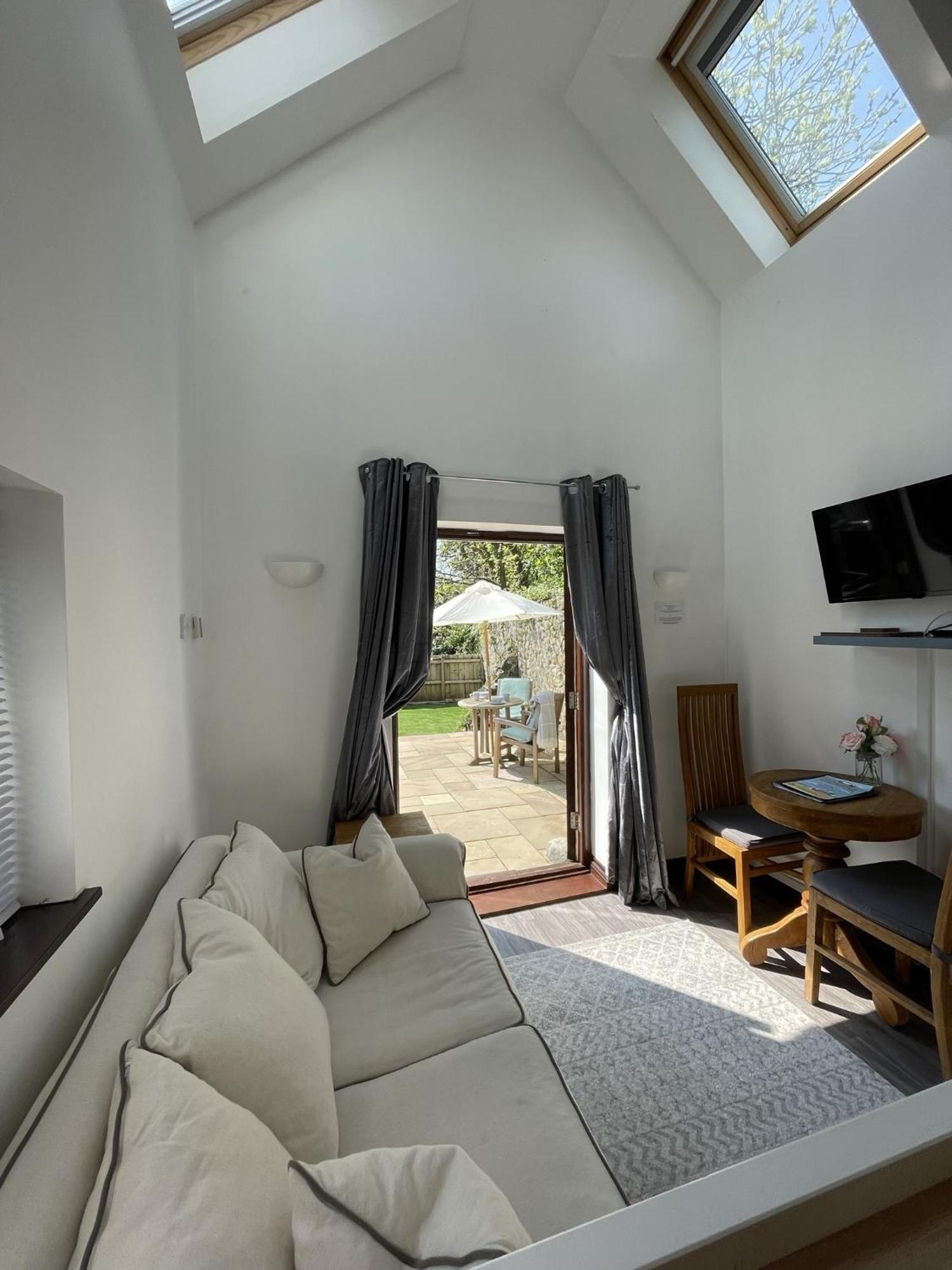 The Stables - Detached Cottage With Private Garden & Hot Tub St Austell Ruang foto